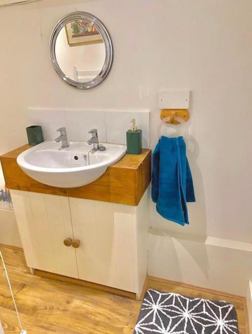 סליסבורי Traveller'S Rest - Cosy Cottage In Heart Of Wilton מראה חיצוני תמונה
